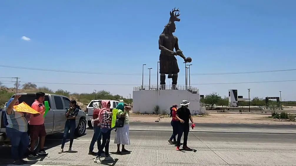 Yaquis bloquean la carretera Internacional 15