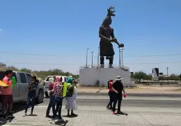 Yaquis bloquean la carretera Internacional 15