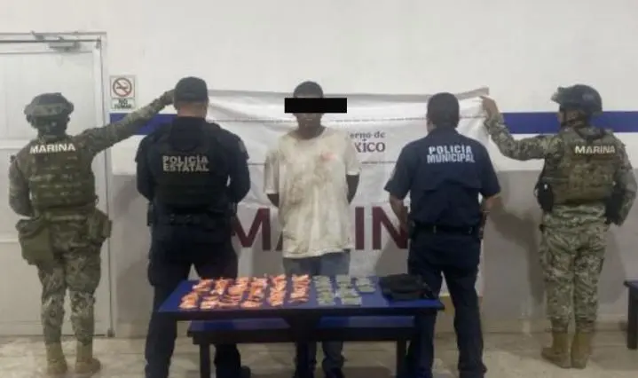 Intenta huir de policías y lo detienen; traía una bolsa llena de drogas