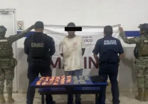 Intenta huir de policías y lo detienen; traía una bolsa llena de drogas