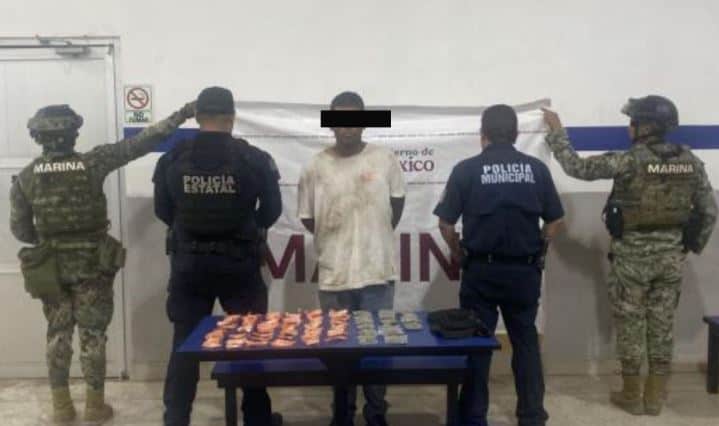 Intenta huir de policías y lo detienen; traía una bolsa llena de drogas