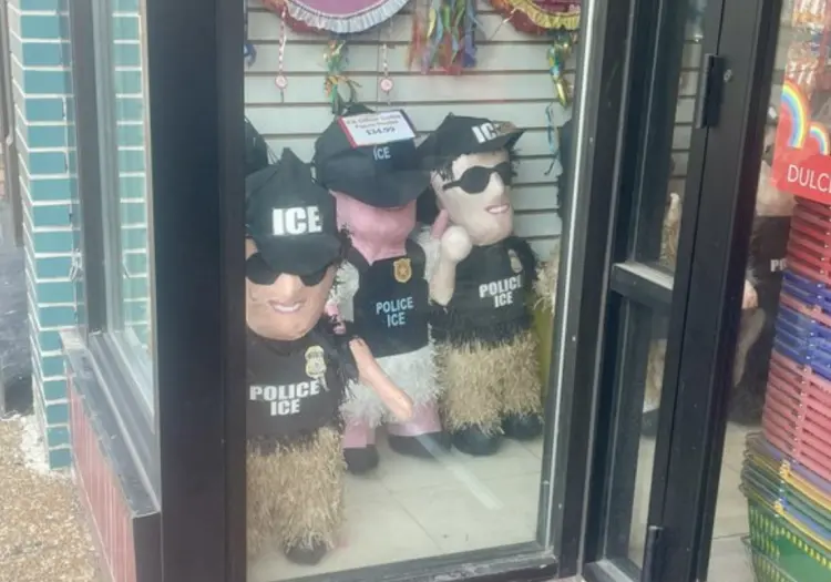 Piñatas de agentes de ICE en Chicago se vuelven virales como protesta contra redadas