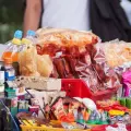 Reprueban comida chatarra en escuelas