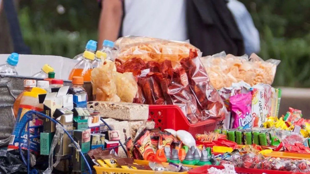 Reprueban comida chatarra en escuelas