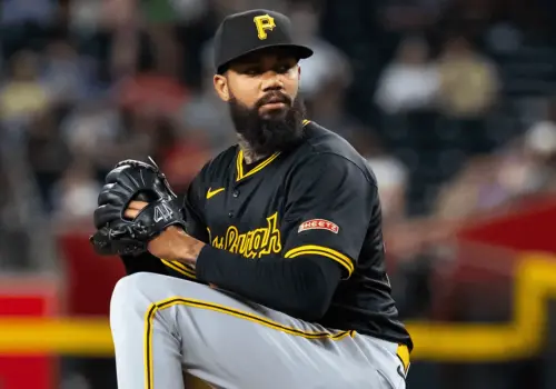Dennis Santana suspendido 4 juegos por incidente con fanático durante juego de los Piratas