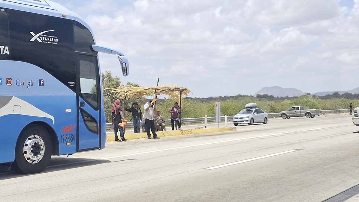 Continúan Yaquis bloqueos carreteros