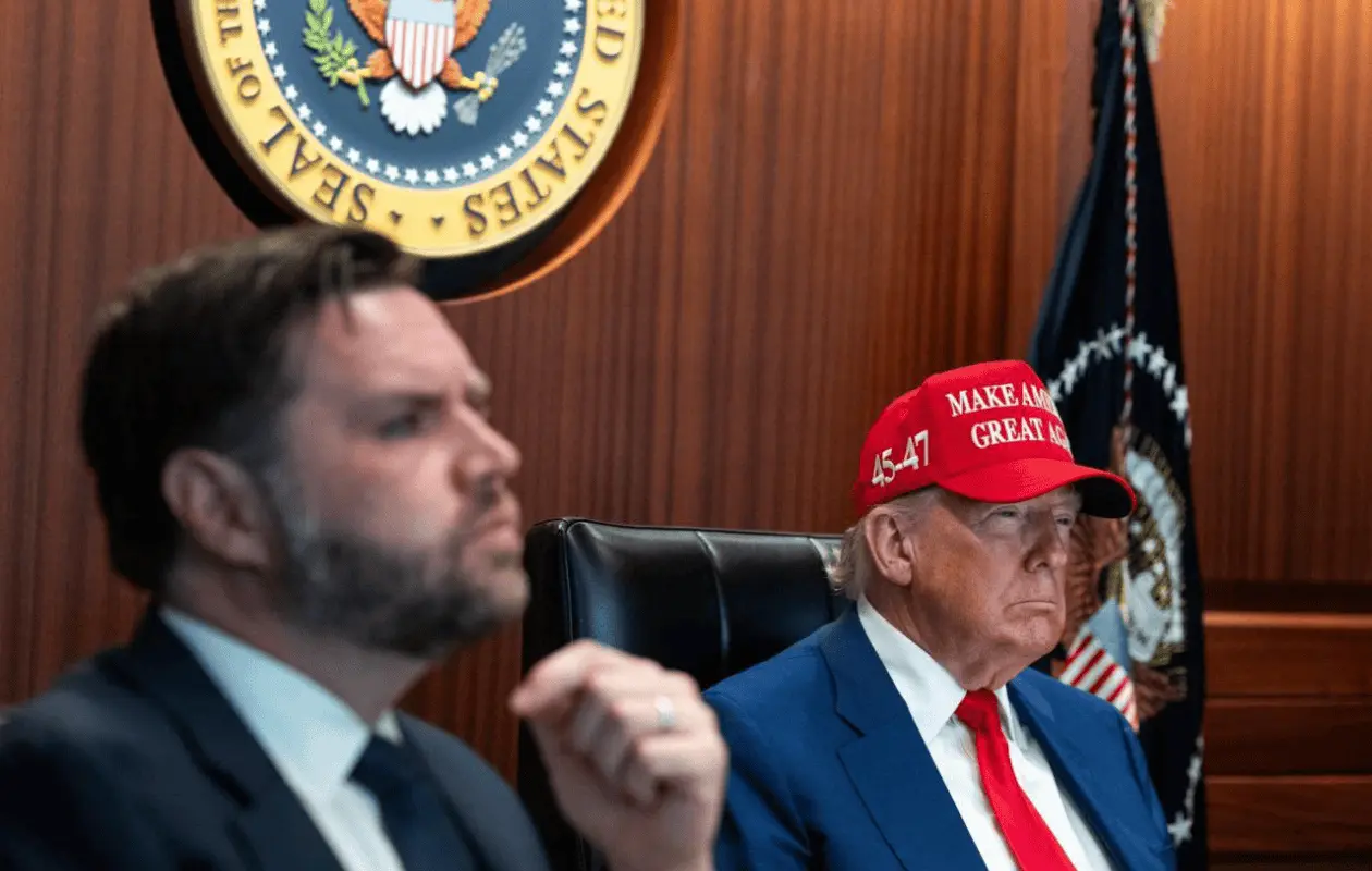 La Casa Blanca publicó fotos del presidente Trump mientras se llevaban a cabo los bombardeos a Irán.