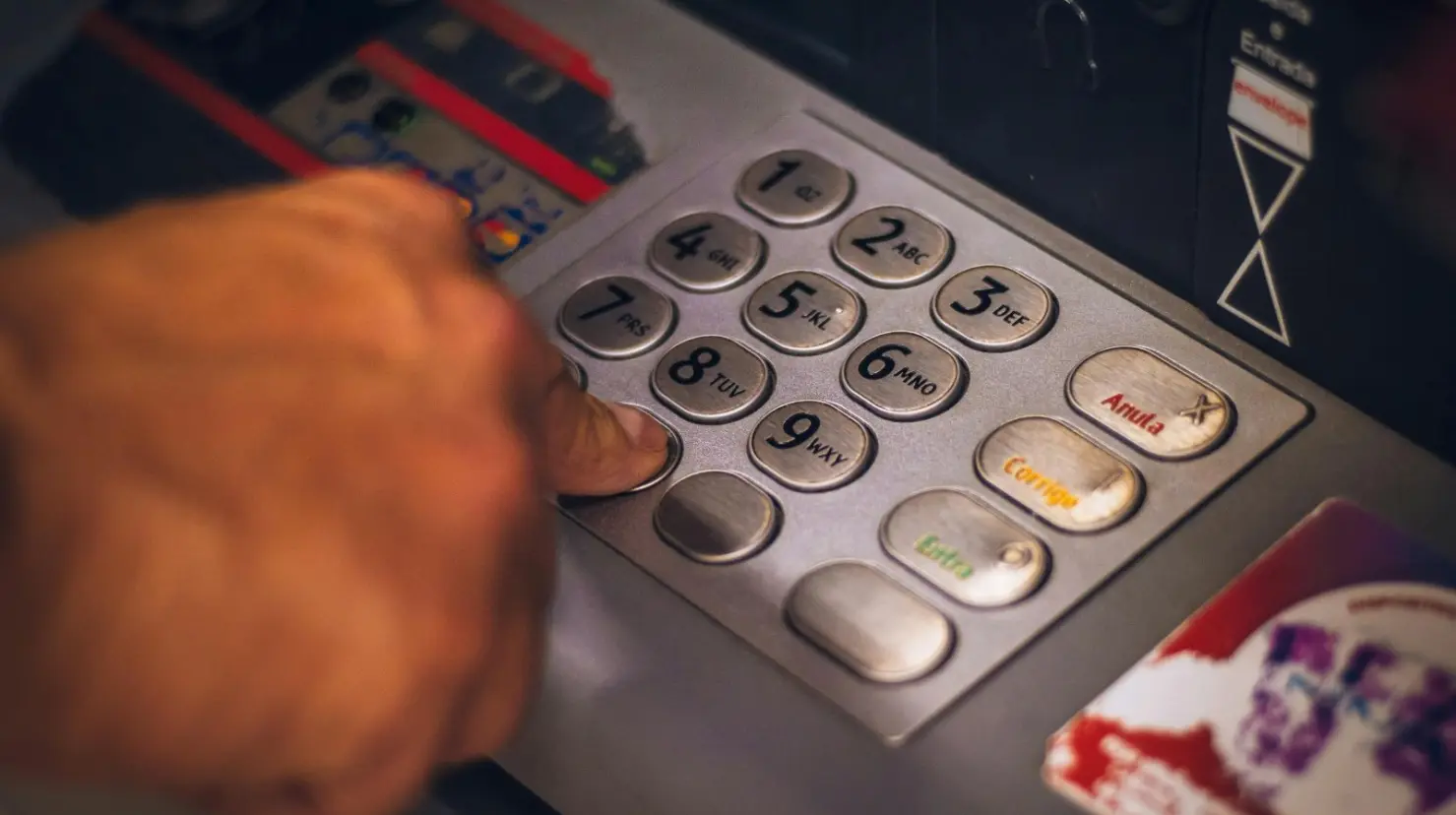 ¿Cuánto cobran de comisión los cajeros automáticos que no son de tu banco? Checa la lista