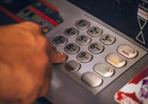 ¿Cuánto cobran de comisión los cajeros automáticos que no son de tu banco? Checa la lista