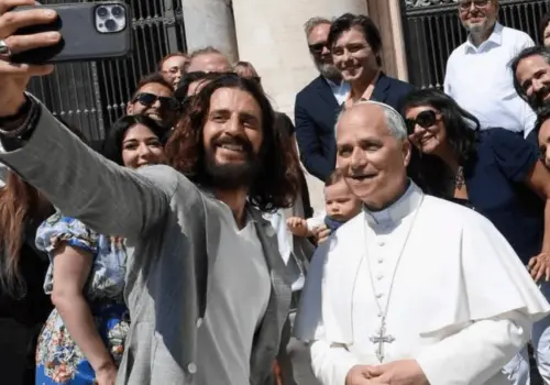Papa León XIV se reúne con Jesús en El Vaticano y se toman selfie