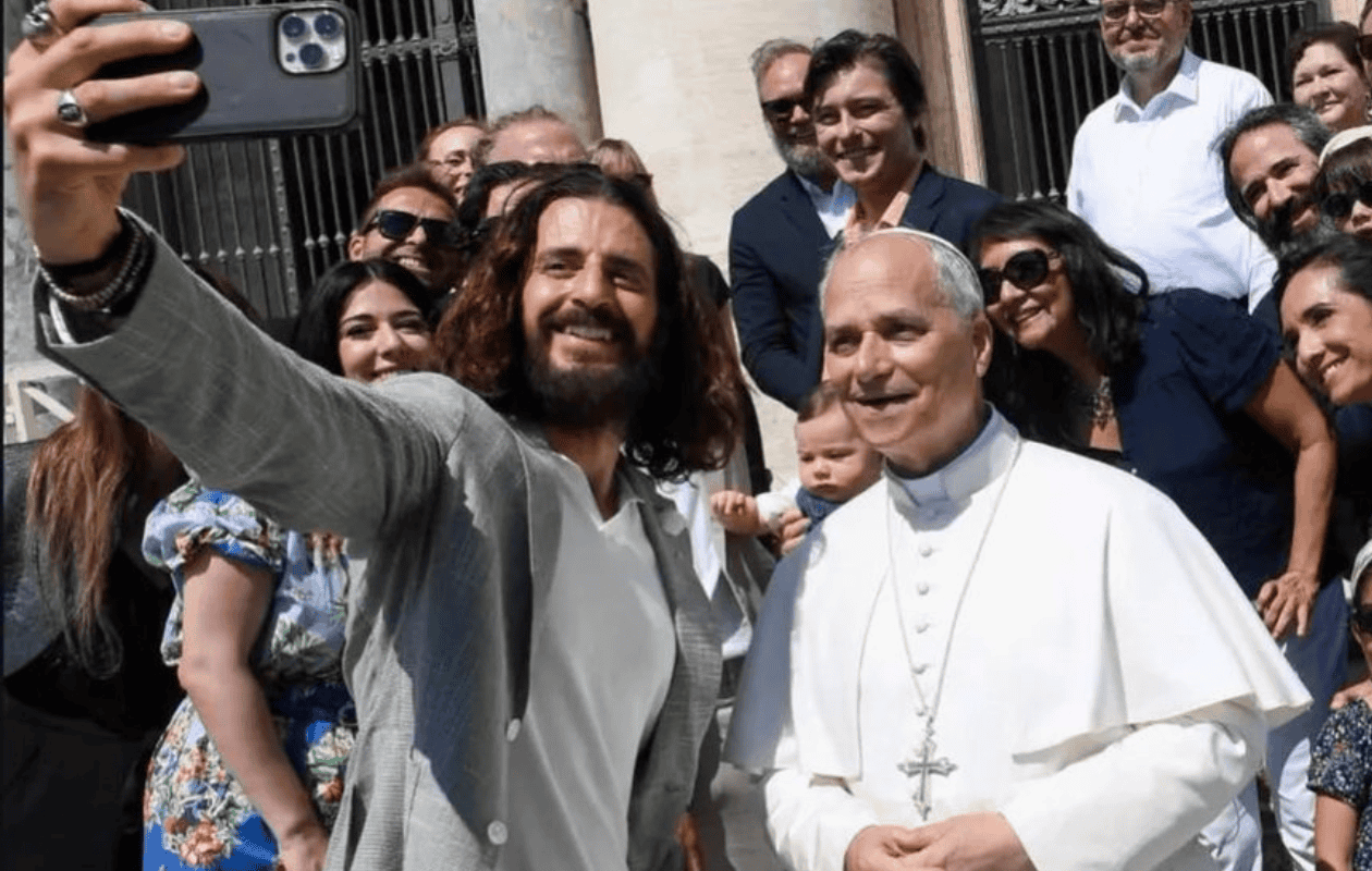 Papa León XIV se reúne con Jesús en El Vaticano y se toman selfie