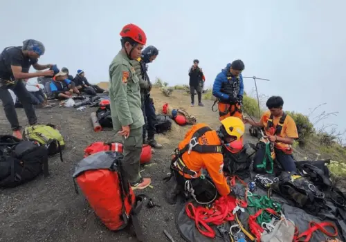 Turista brasileña muere tras caer del volcán Rinjani en Indonesia
