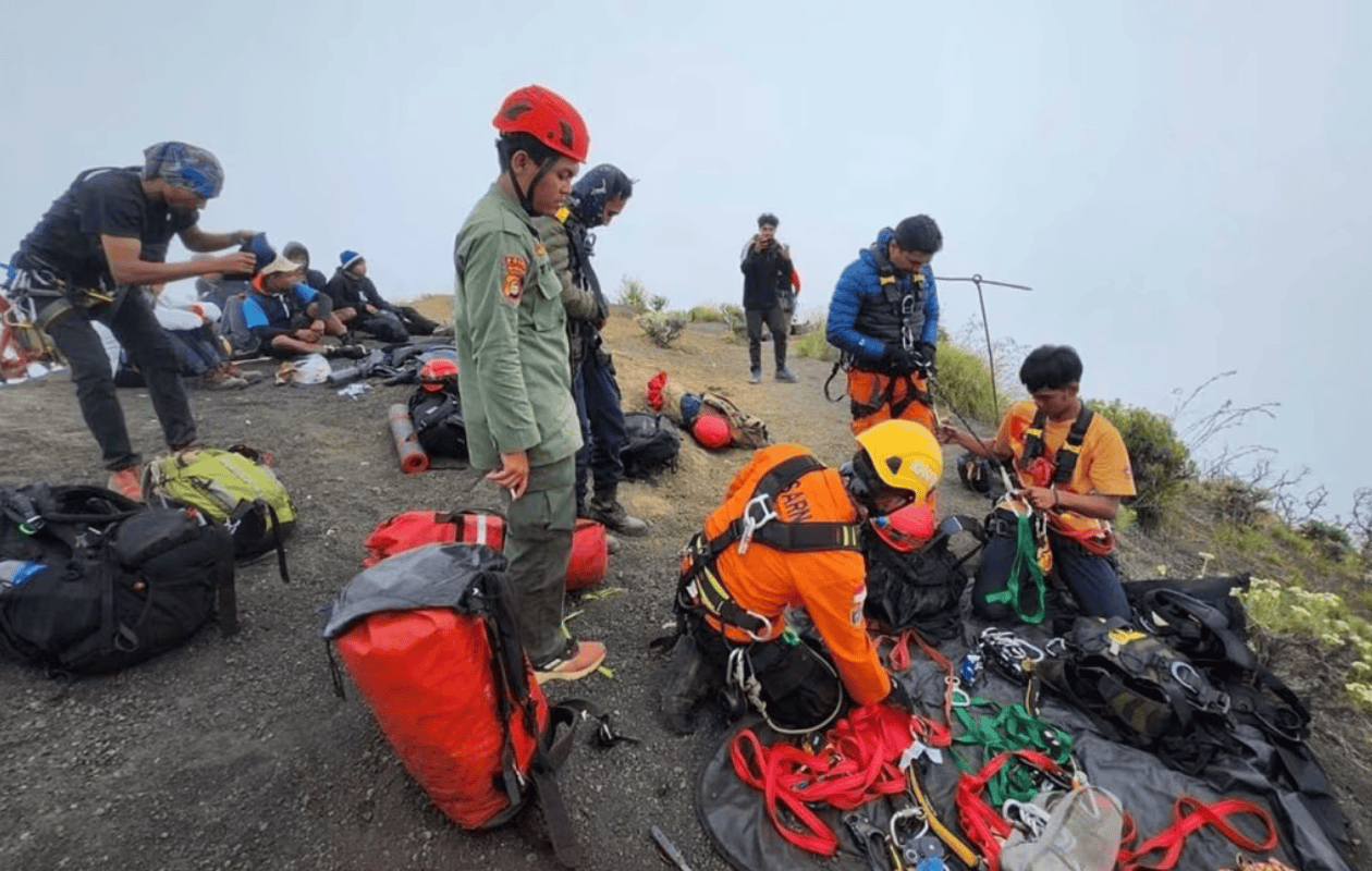 Turista brasileña muere tras caer del volcán Rinjani en Indonesia