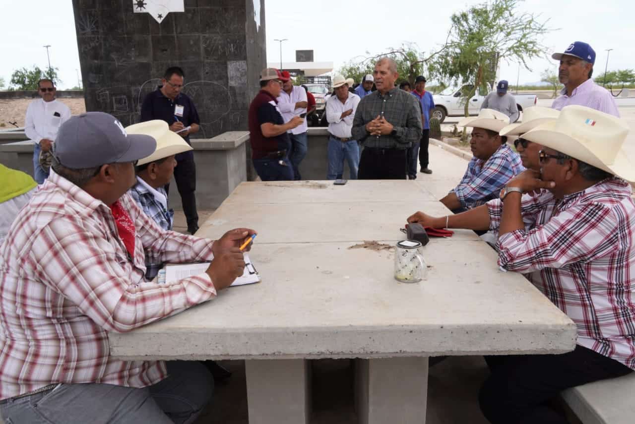 Se reúnen yaquis con el gobernador