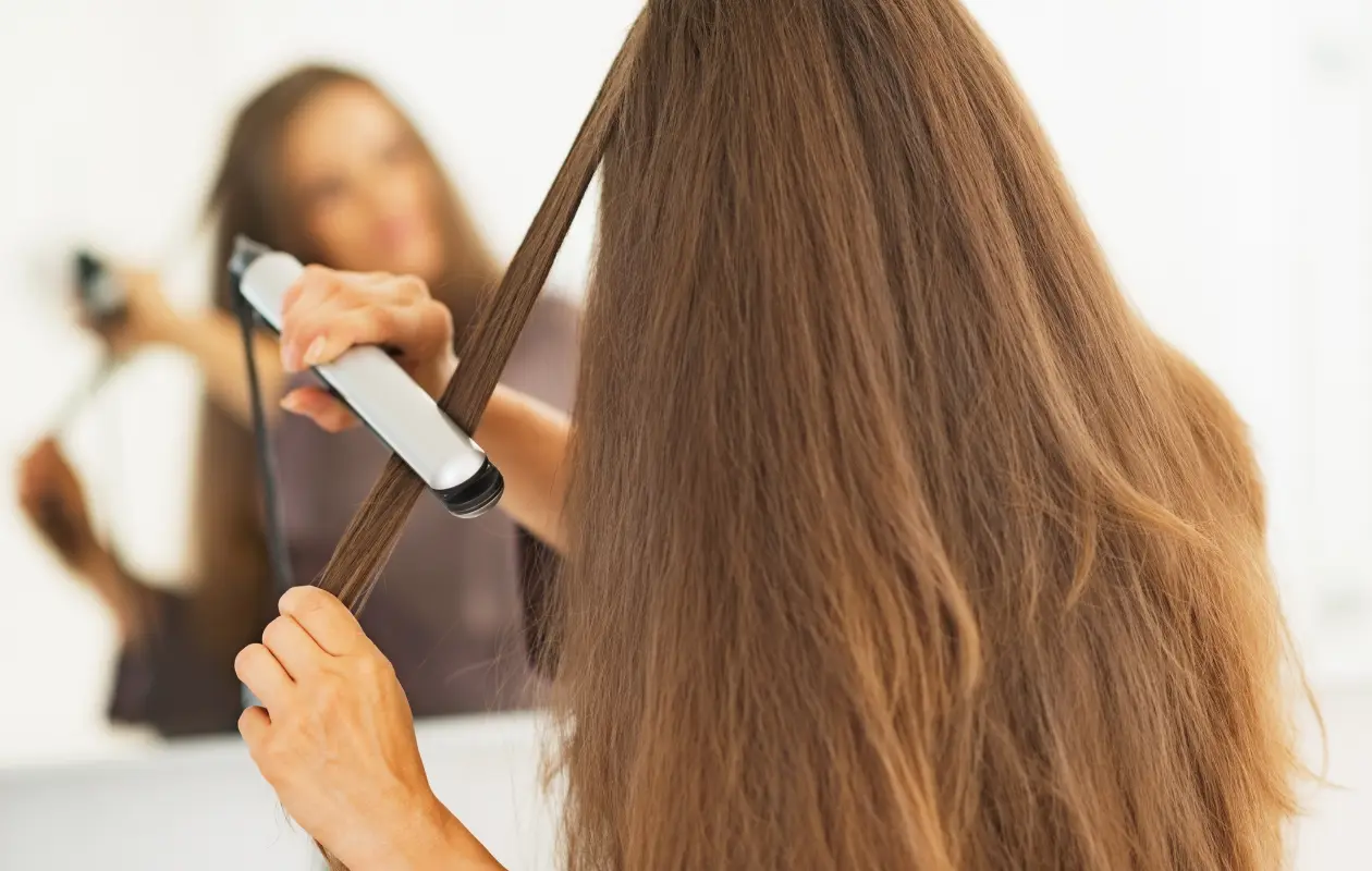 El uso excesivo de la plancha puede traer daños severos al cabello.
