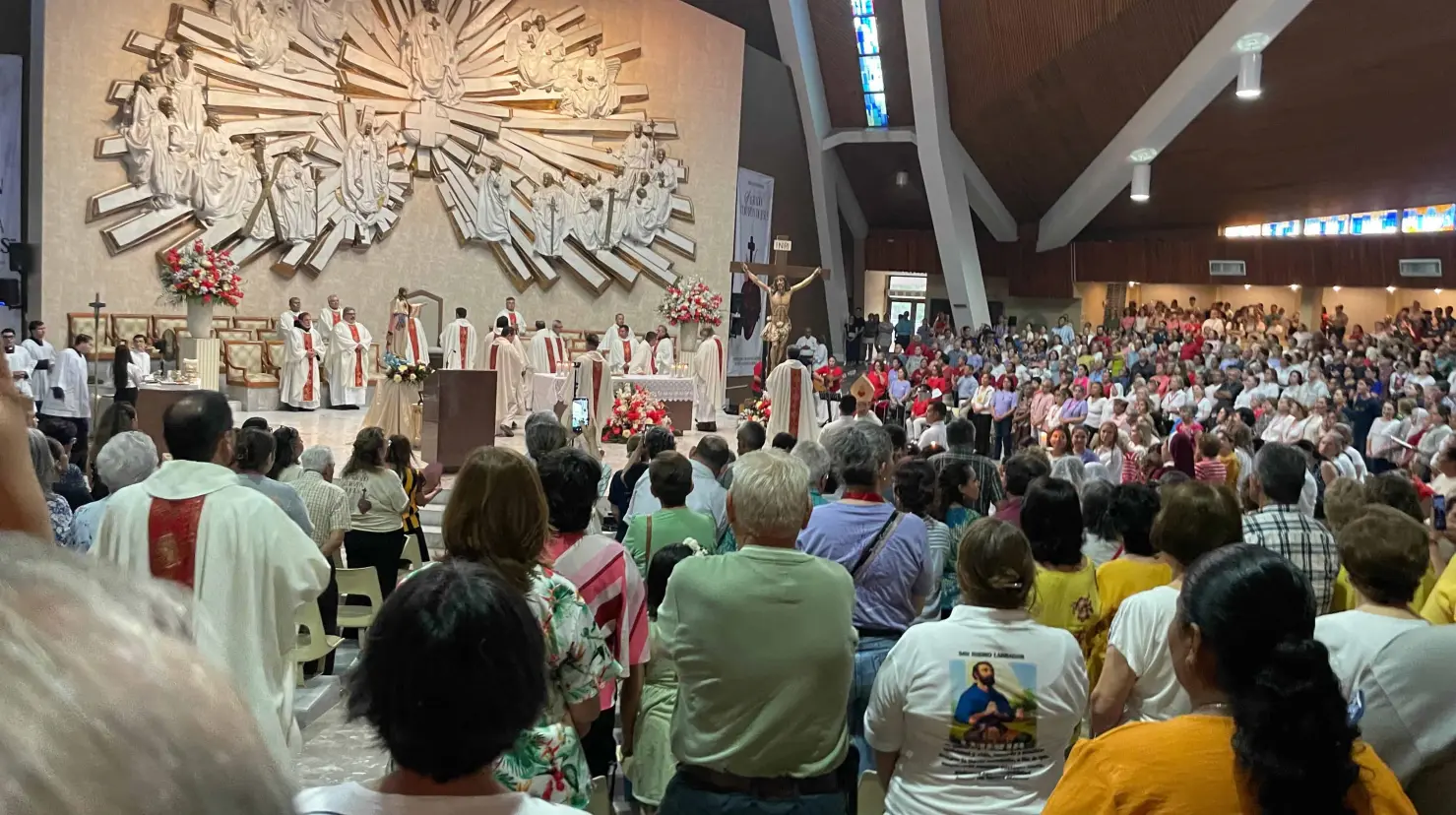 En la misa se otorgaron nuevos cargos a sacerdotes. El Padre Salvador Nieves es nuevo vicario general de la Diócesis.