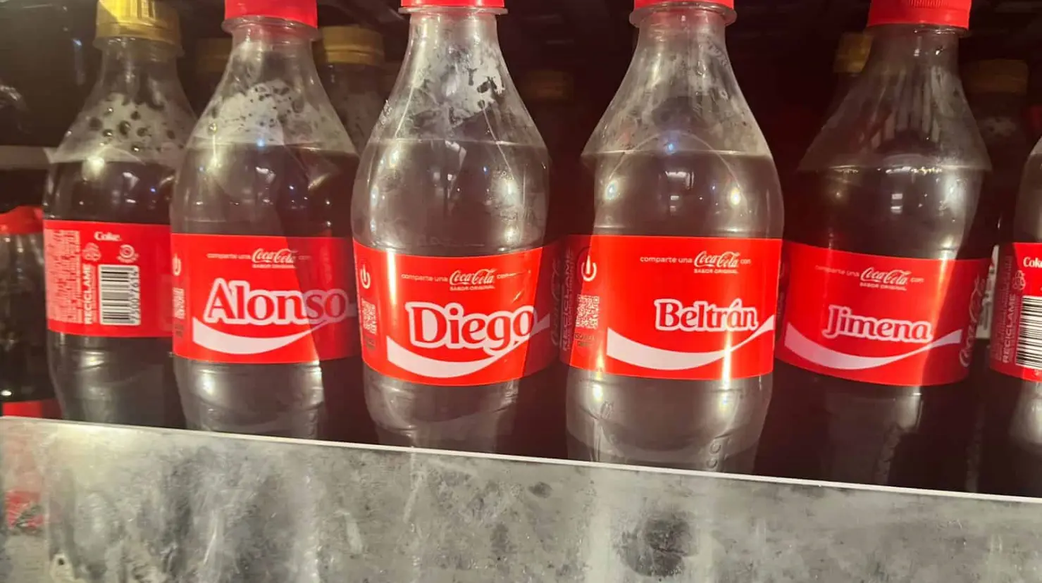 Ya es posible encontrar envases con nombres en tiendas de autoservicio.