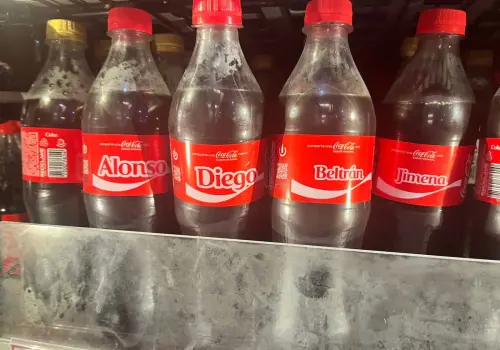 Coca-Cola vuelve a poner nombres y ahora también apellidos a sus botellas