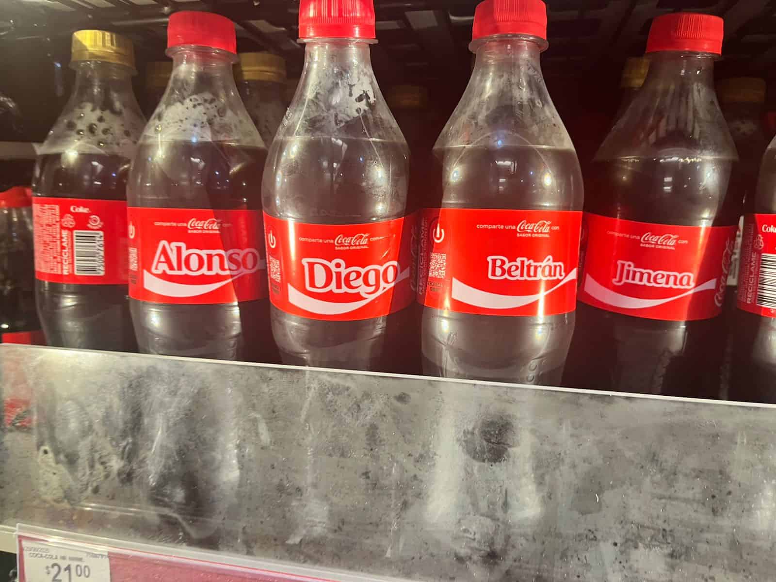 Coca-Cola vuelve a poner nombres y ahora también apellidos a sus botellas
