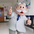 ¿Cómo se financian los consultorios de Farmacias Similares y cuántas consultas ofrecen al año?