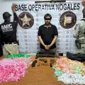 Aseguran armas, drogas y vehículo robado en Nogales; hay un detenido