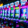 ¿Cómo influye el color de las luces en tus decisiones dentro de un casino? Estudio lo revela