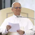 VIDEO | Papa Leon XIV es golpeado por un objeto lanzado por fieles en el Vaticano