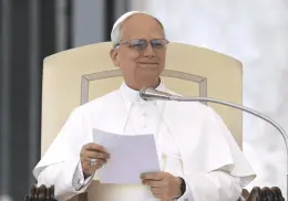 VIDEO | Papa Leon XIV es golpeado por un objeto lanzado por fieles en el Vaticano