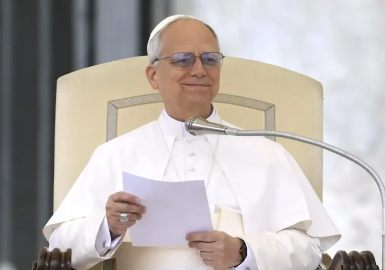 VIDEO | Papa Leon XIV es golpeado por un objeto lanzado por fieles en el Vaticano