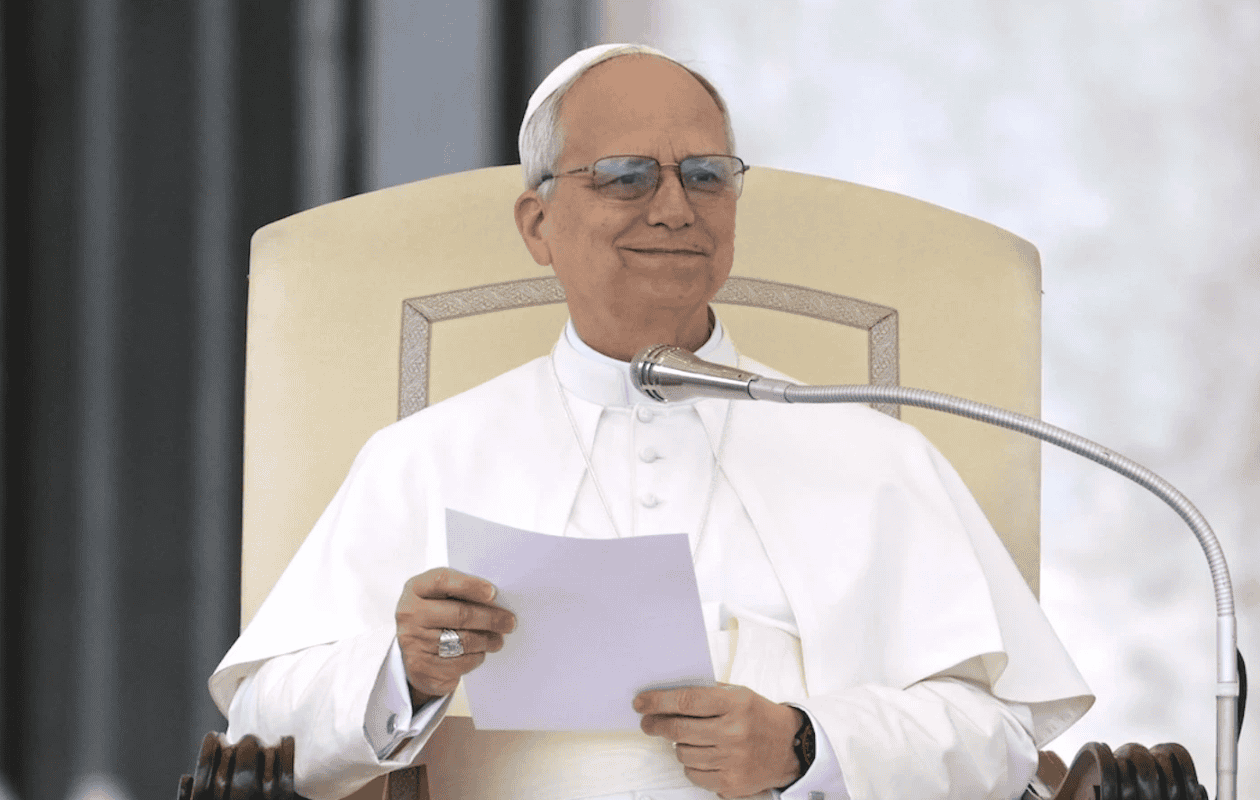 VIDEO | Papa Leon XIV es golpeado por un objeto lanzado por fieles en el Vaticano