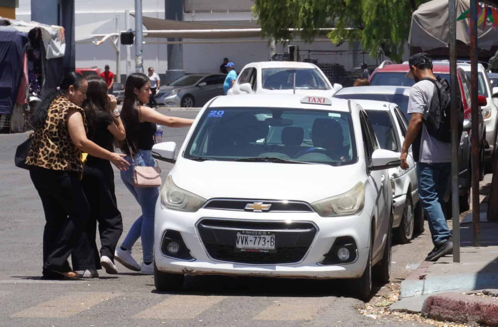 Taxis pirata con aire acondicionado en Obregón: una opción ante el calor extremo