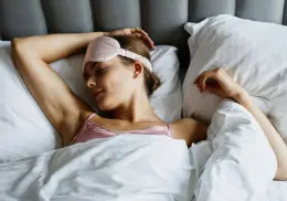 Cabello suelto vs recogido: ¿Qué opción es mejor al momento de dormir?