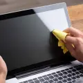 Adiós a las marcas de teclado: así puedes limpiar y proteger la pantalla de tu laptop