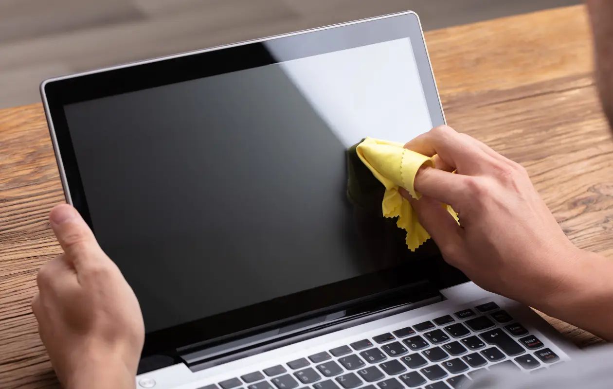 Sin gastar mucho dinero puedes mejorar la apariencia de la pantalla de tu laptop.