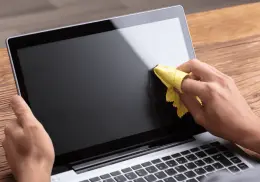 Adiós a las marcas de teclado: así puedes limpiar y proteger la pantalla de tu laptop