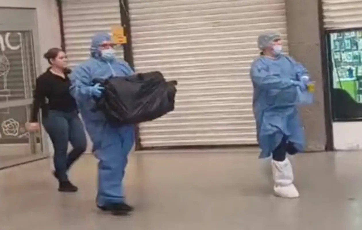 Elementos de corporaciones policiacas levantaron la hielera con restos humanos. Foto: El Universal