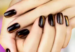Uñas con efecto "ojo de gato": una tendencia que crece por su elegancia y durabilidad