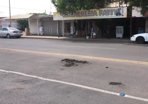 Esta calle rehabilitada de Cajeme presenta daños por lluvia y fuga de agua
