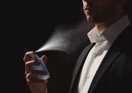 3 perfumes de hombre que son perfectos para quitar el "olor a viejo" este verano