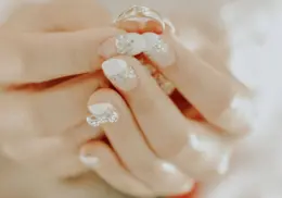 Nail art: esta es la manicura que causa furor por su acabado brillante y sofisticado