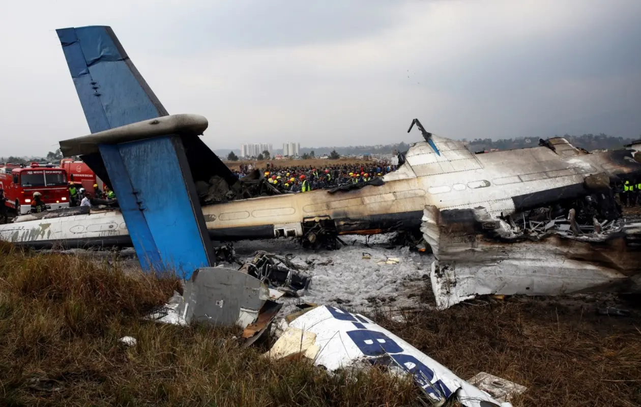 El accidente provocó además el derrame de aproximadamente 50 galones de combustible para jet.