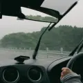 Esto debes hacer si te agarra una tormenta mientras vas manejando en la carretera