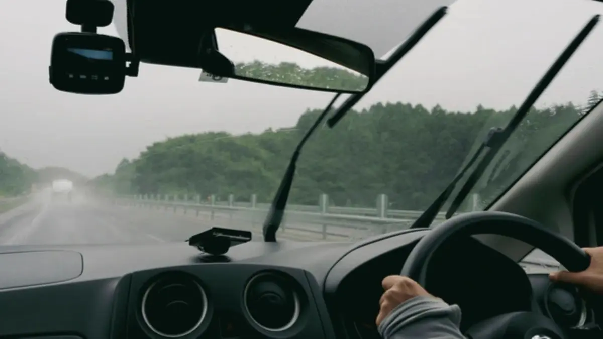 Esto debes hacer si te agarra una tormenta mientras vas manejando en la carretera