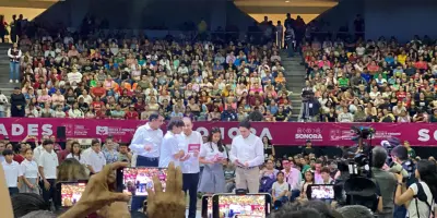 Gobernador inicia entrega de becas en Sonora