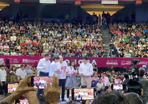 Gobernador inicia entrega de becas en Sonora