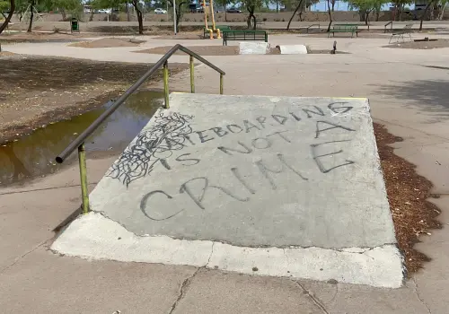 Vandalismo da mal aspecto a galería del arte en la Laguna de Náinari