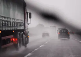Qué hacer si te agarra una tormenta mientras manejas en carretera
