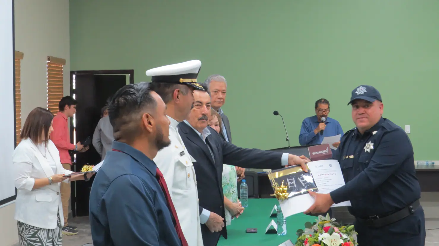 Entregan grados a policías municipales de Cajeme