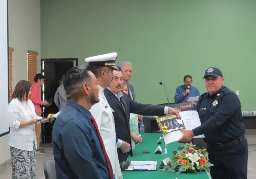 Entregan grados a policías municipales de Cajeme