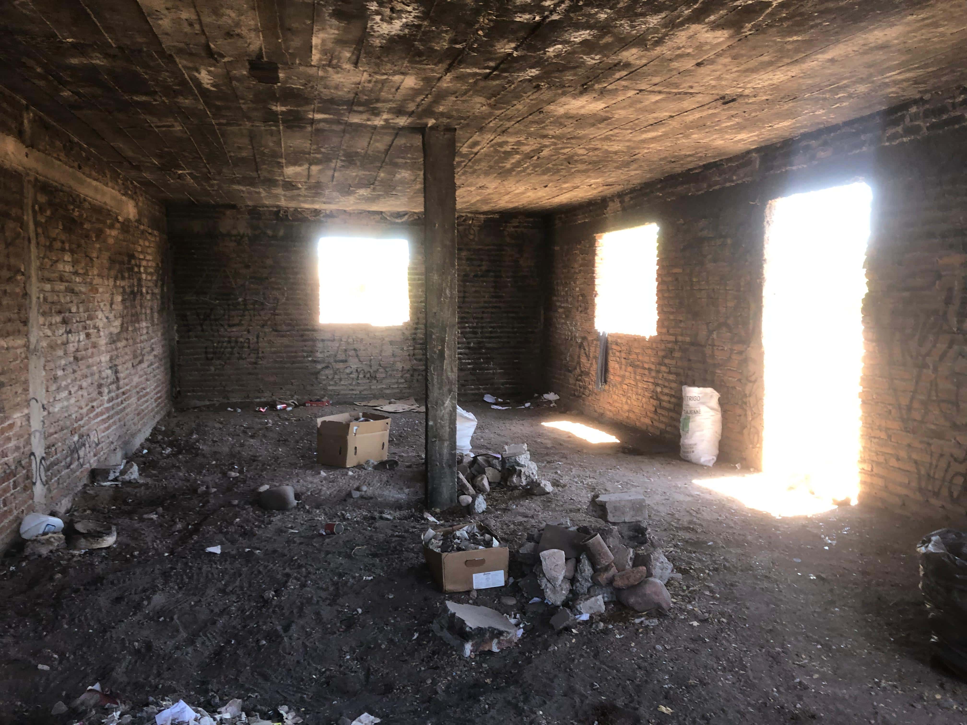 Vecinos de Esperanza piden que se clausure estructura abandonada cercana a escuela
